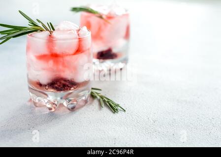 Rinfrescanti cocktail estivi in bicchieri con ghiaccio. Limonata fatta in casa. Spazio di copia Foto Stock