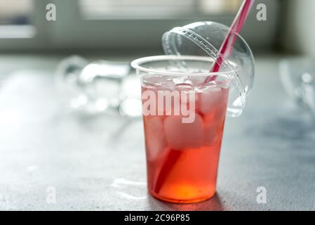 Rinfrescanti cocktail estivi in bicchieri con ghiaccio. Limonata fatta in casa. Spazio di copia Foto Stock