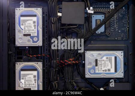 Primo piano di un'unità disco rigido da 3.5 pollici installata sul case del computer Foto Stock