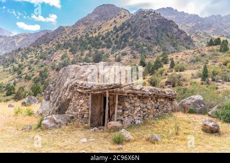 La tradizionale casa dei pastori in pietra nelle montagne di Fann in Tagikistan Foto Stock