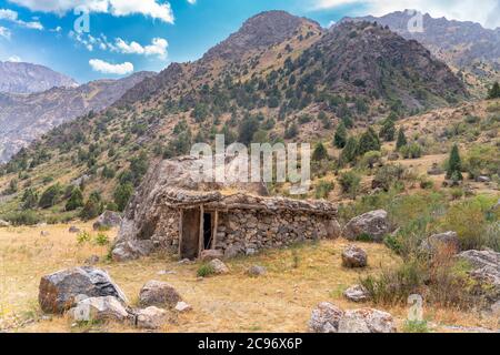 La tradizionale casa dei pastori in pietra nelle montagne di Fann in Tagikistan Foto Stock