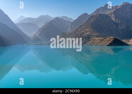 La vista panoramica sul lago Iskanderkul e sulle montagne Fann in Tagikistan Foto Stock