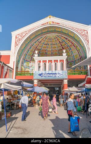 Khujand/Tagikistan-05.18.2020: L'ingresso principale al vecchio bazar centrale sovietico Panjshanbe Bozor a Khujand in Tagikistan Foto Stock