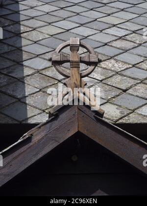 Røldal Stave Chiesa dec in una valle nella Norvegia occidentale risalente al 1250 circa, particolare di facciata ornamentale croce e tetto di ardesia Foto Stock