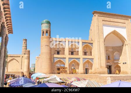 La vista della famosa via bazar a Khiva Foto Stock