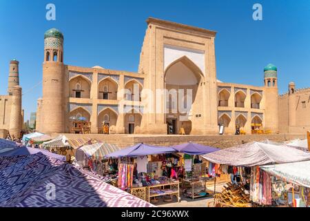 La vista della famosa via bazar a Khiva Foto Stock