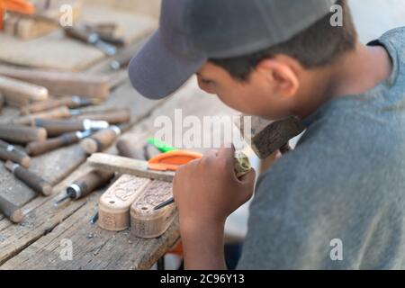 I giovani maestri del legno al lavoro Foto Stock