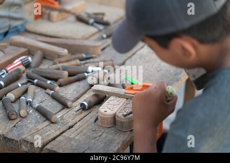 I giovani maestri del legno al lavoro Foto Stock