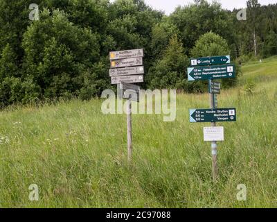 Cartelli direzionali per ciclisti ed escursionisti nella foresta di Ostmarka A Losby vicino Oslo Norvegia Foto Stock