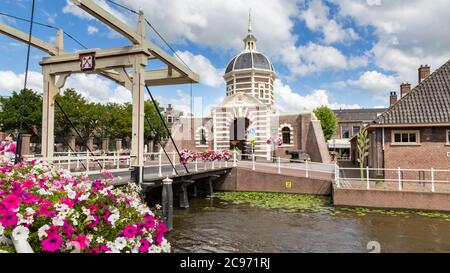 Leiden, Paesi Bassi - 21 luglio 2020: Porta d'ingresso storica Morspoort al centro della città di Leiden nei Paesi Bassi Foto Stock