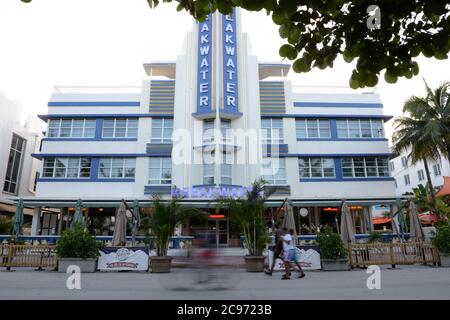 MIAMI BEACH, FL - LUGLIO 28: Vista di Miami Beach come Miami Dade County è presidiato un coprifuoco ogni giorno dalle 20:00 alle 6:00, così come Florida che riporta più di 9,243 nuovi casi COVID-19 Martedì e 191 morti il 28 luglio 2020 a Miami Beach, Florida. Credito: Mpi04/mediaPunch Foto Stock