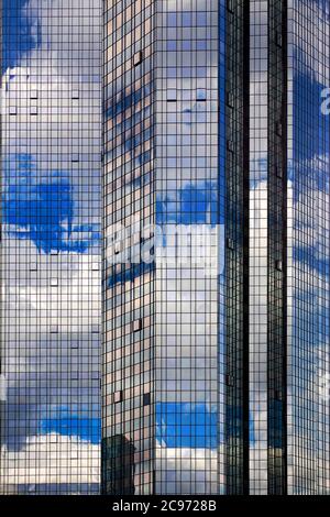 Cielo e nuvole che si specchiano nella facciata in vetro della sede centrale del Deutsche Bank Group, Germania, Assia, Francoforte sul meno Foto Stock