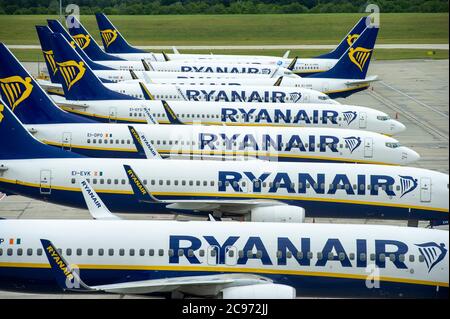 Ryanair aerei all'aeroporto di Stansted questa mattina dopo che la società ha annunciato perdite, Lunedi 27 luglio 2020. Foto Stock