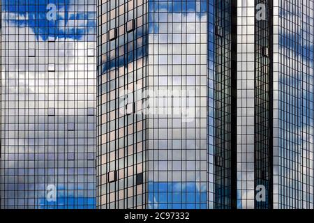 Cielo e nuvole che si specchiano nella facciata in vetro della sede centrale del Deutsche Bank Group, Germania, Assia, Francoforte sul meno Foto Stock