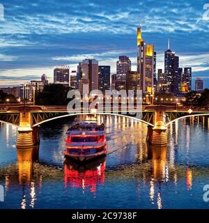 Paesaggio urbano in serata con il meno e il quartiere finanziario , Germania, Assia, Francoforte sul meno Foto Stock