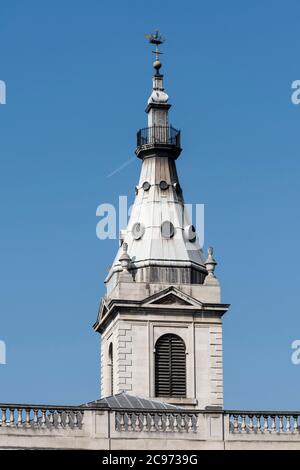 Vista del lato sud della torre, che riempie il telaio. Chiese di Christopher Wren - St. Nicholas Cole Abbey Church, Londra, Regno Unito. Architetto: Sir CH Foto Stock