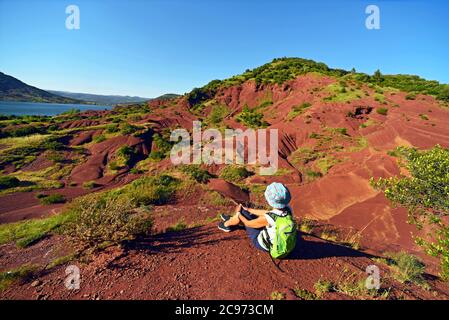 Formazione rocciosa Les Ruffes al Lac du Salagou, Francia, Herault, Celles Foto Stock