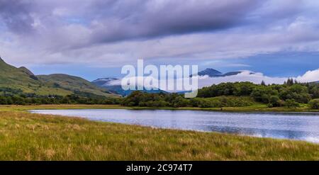 Nuvole basse e nebbia su Loch awe al crepuscolo in una notte estiva ad Argyll, Scozia Foto Stock