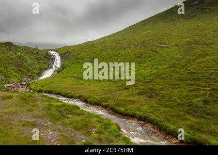 Una cascata sul fiume Allt Mhic Mhiein, sull'isola di Skye, in una giornata nuvolosa in Scozia. Foto Stock