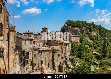 Uno scorcio del borgo medievale di Bomarzo, in provincia di Viterbo, Lazio, Italia. Famoso per la presenza del Monster Park. Il cielo blu su a. Foto Stock