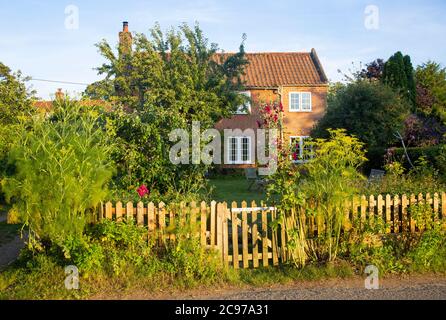 Proprietà rilasciati all'inizio del XIX secolo in mattoni rossi casa di villaggio e giardino, Shottisham, Suffolk, Inghilterra, Regno Unito Foto Stock