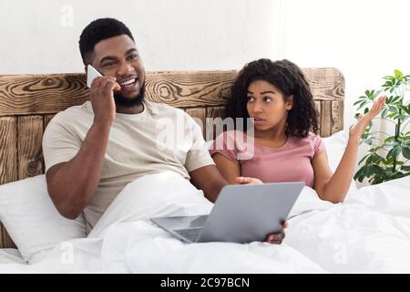 Furiosa moglie gridò al marito per aver lavorato a letto Foto Stock