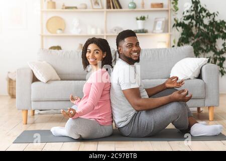 Allegro africano che aspetta una coppia che si esercita insieme a casa Foto Stock