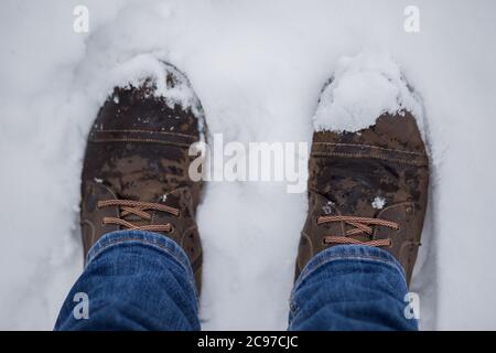 stivali invernali da uomo nella neve Foto Stock