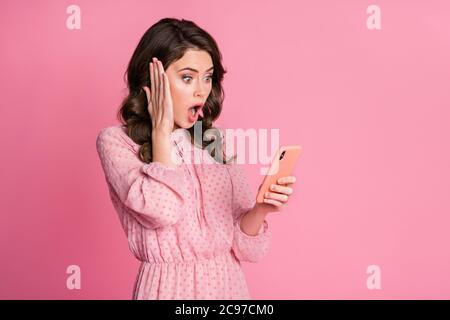 Ritratto di lei bella-aspetto attraente affascinante elegante stupito preoccupata ragazza con capelli ondulati utilizzando la navigazione cellulare falso post smm notizie Foto Stock