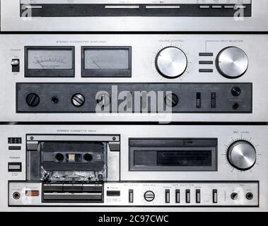 Primo piano sui quadranti e sui comandi di un lettore musicale stereo vintage che mostra il deck del nastro per le vecchie cassette audio Foto Stock