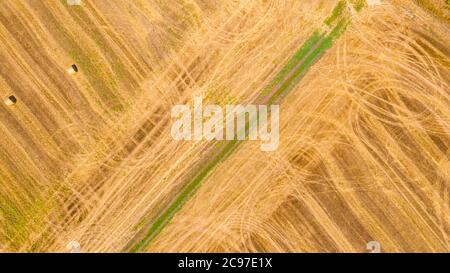 Sopra la vista sulla strada di campagna sta andando tra campi agricoli, percorso rurale, dopo raccolto. Foto Stock