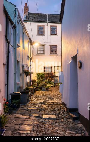 Darracotts Court - uno dei numerosi pittoreschi cortili acciottolati che sono sparsi intorno al piccolo villaggio costiero del Devon Nord di Appletore. Foto Stock