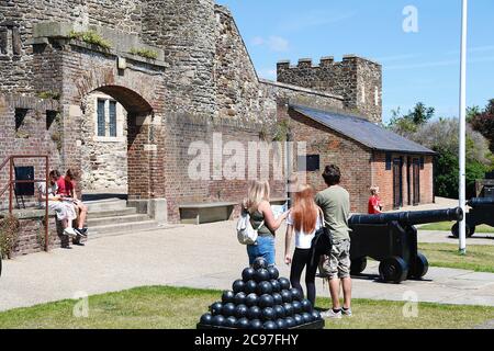 Rye, Sussex orientale, Regno Unito. 29 Jul 2020. UK Weather: I visitatori dell'antica città di Rye in East Sussex camminano per la città ammirando i molti monumenti antichi. La torre Ypres. Photo Credit: Paul Lawrenson-PAL Media/Alamy Live News Foto Stock