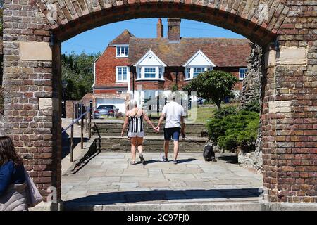 Rye, Sussex orientale, Regno Unito. 29 Jul 2020. UK Weather: I visitatori dell'antica città di Rye in East Sussex camminano per la città ammirando i molti monumenti antichi. Photo Credit: Paul Lawrenson-PAL Media/Alamy Live News Foto Stock