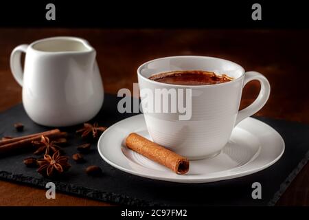 Caffè aromatico appena preparato con crema su fondo marrone Foto Stock