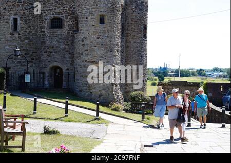 Rye, Sussex orientale, Regno Unito. 29 Jul 2020. UK Weather: I visitatori dell'antica città di Rye in East Sussex camminano per la città ammirando i molti monumenti antichi. Il Castello di Rye (torre di Ypres).Photo Credit: Paul Lawrenson-PAL Media/Alamy Live News Foto Stock