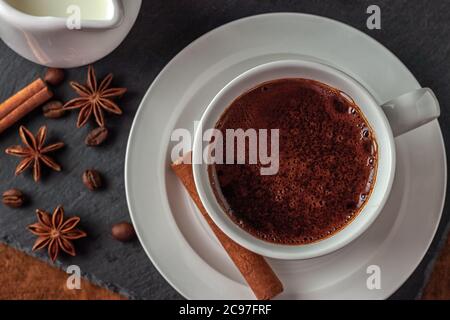 Caffè aromatico appena preparato con crema su fondo marrone Foto Stock