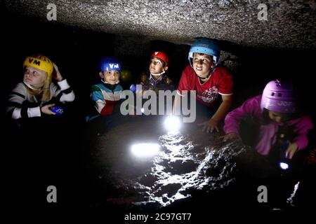 Trollegater è una riserva naturale, situata a 8 km a ovest di Rimforsa, in Svezia. L'area è protetta per le sue grotte uniche. Qui sono i bambini della scuola sulle avventure nella grotta. Foto Gippe Gustafsson Foto Stock