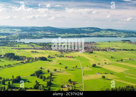 Lago di Forggensee e campi agricoli dalle montagne di Schwangau, distretto di Ostallgau in Baviera, Germania. Foto Stock