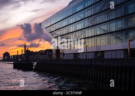 Dockland moderno edificio di uffici durante il tramonto. Nel porto di Amburgo, Germania Foto Stock