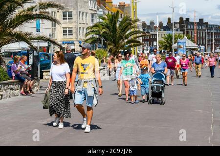 Weymouth, Dorset, Regno Unito. 29 luglio 2020. Regno Unito Meteo. Il lungomare è frequentato da turisti nella località balneare di Weymouth, nel Dorset, in una calda giornata di sole. Picture Credit: Graham Hunt/Alamy Live News Foto Stock