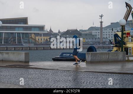 Helsingborg, Svezia - 26 luglio 2020: Una giornata estiva piovosa. Le persone corrono per ripararsi Foto Stock