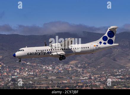 Los Rodeos, Tenerife/Isole Canarie; luglio 24 2020: Canaryfly ATR-72-500, atterraggio, all'aeroporto di la Laguna Foto Stock