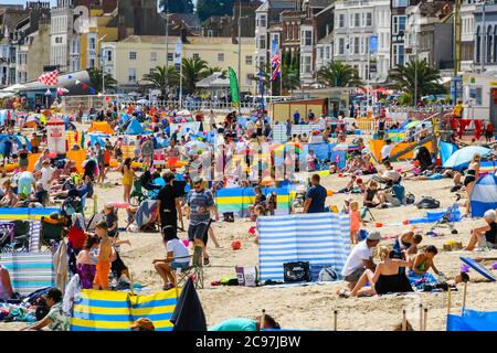 Weymouth, Dorset, Regno Unito. 29 luglio 2020. Regno Unito Meteo. La spiaggia è piena di turisti e bagnanti che si affollano nella località balneare di Weymouth in Dorset in una calda giornata di sole. Picture Credit: Graham Hunt/Alamy Live News Foto Stock