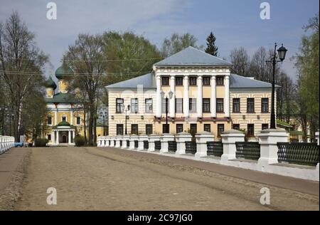 Cattedrale della Trasfigurazione e costruzione degli uffici di rappresentanza della Città a Uglich. Oblast di Yaroslavl. Russia Foto Stock