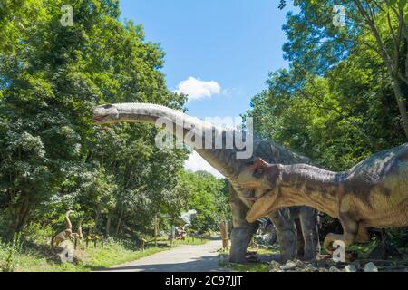 Bratislava, Slovacchia - Giugno 2020 - modello realistico di dinosauro nello ZOO di Bratislava Foto Stock