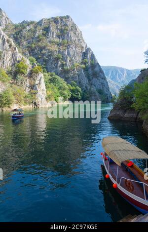 Splendida vista sul Matka Canyon vicino a Skopje, Macedonia del Nord con barche nel lago. Foto Stock