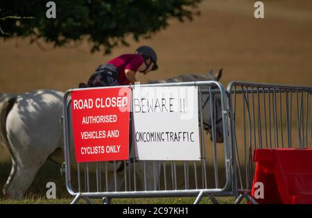 Richmond Park Londra, Regno Unito. 29 luglio 2020. Bel tempo a Richmond Park con cervi, escursionisti, joggers, cavalieri e ciclisti godendo del parco a traffico libero. L'accesso ai veicoli è limitato a soli tre parcheggi senza traffico nel Royal Park. Credit: Malcolm Park/Alamy Live News. Foto Stock