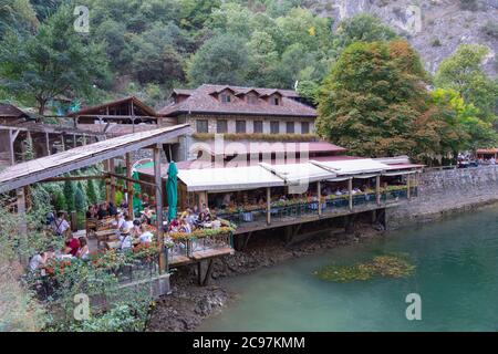 Hotel e Restаurant sulla costa del lago al Matka Canyon vicino a Skopje, Repubblica di Macedonia Foto Stock