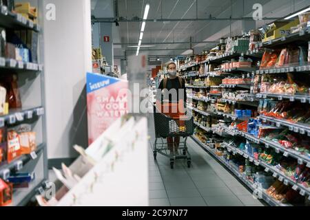 (200729) -- BRUXELLES, 29 luglio 2020 (Xinhua) -- un cliente che indossa un negozio di maschere facciali presso un supermercato a Bruxelles, Belgio, 29 luglio 2020. Il primo ministro belga Sophie Wilmes ha annunciato lunedì nuove misure anti-COVID-19 adottate dal Consiglio di sicurezza nazionale (NSC) per evitare la reintroduzione di un blocco generale nel paese. A partire da luglio 29 e per un minimo di quattro settimane, il numero di persone in una bolla di contatto sociale che attualmente si attesta a 15 sarà ridotto a cinque per ogni famiglia. I bambini sotto i 12 anni non sono inclusi. (Xinhua/Zhang Cheng) Foto Stock